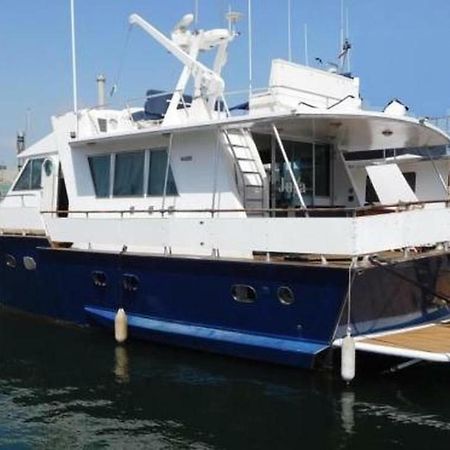 فندق Your Own Private Yacht سان أدريان دي بيزوس المظهر الخارجي الصورة