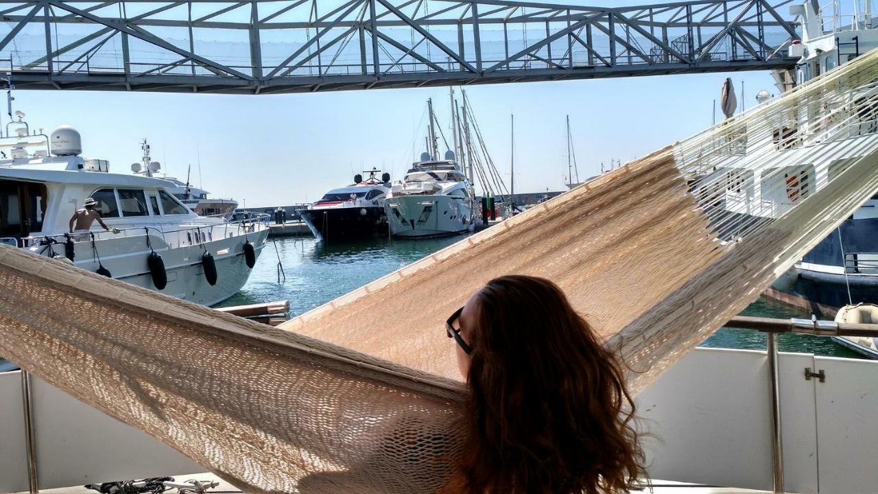 فندق Your Own Private Yacht سان أدريان دي بيزوس المظهر الخارجي الصورة